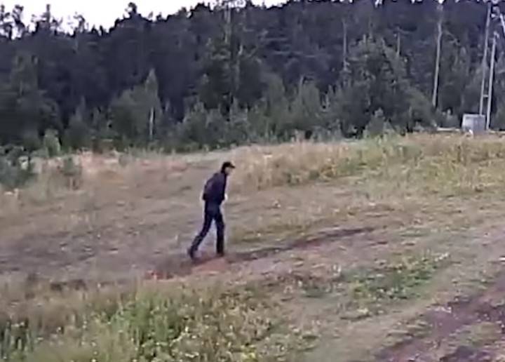 СК опубликовал видео с предполагаемым убийцей двух девушек на Урале
