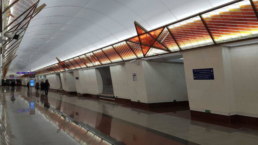 Метрополитен Санкт-Петербурга начали украшать к Новому году
