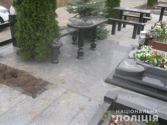 Вандалы на Киевщине надругались над могилой героя Майдана