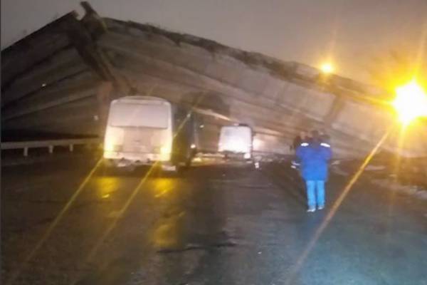 Мост с ехавшими по нему машинами обрушился в Оренбурге