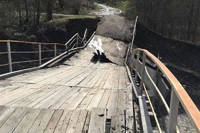 В Оренбурге рухнувший мост завалил проезжавшие под ним машины
