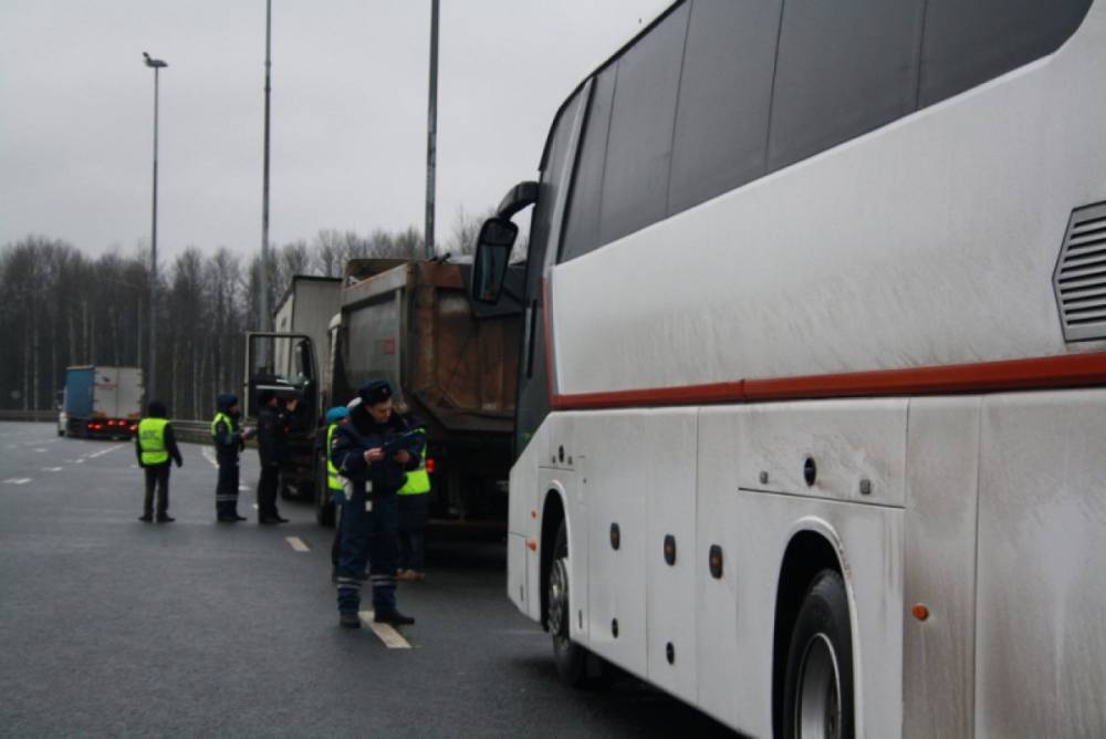 На новгородском участке М-11 проверили режим труда водителей автобусов  и большегрузов
