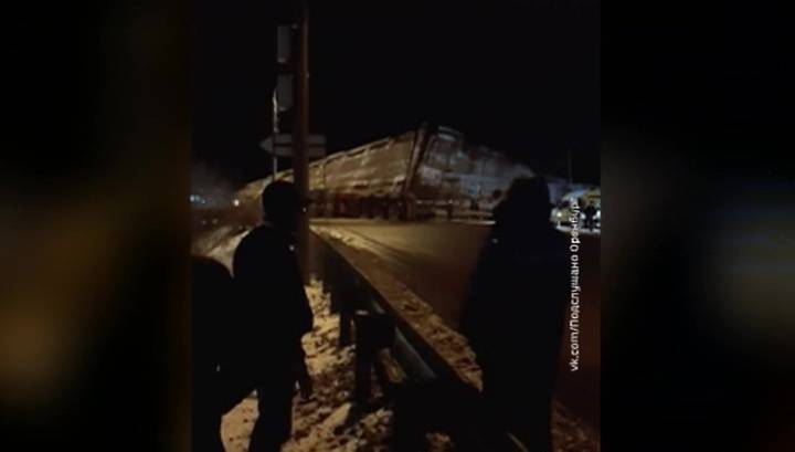 На въезде в Оренбург рухнул автомобильный мост, четверо пострадавших
