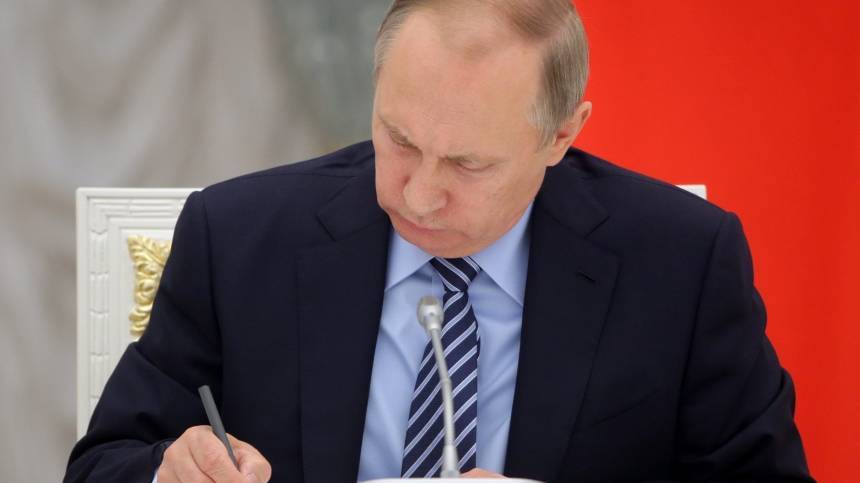 Путин подписал закон о допрегулировании деятельности СМИ-иноагентов