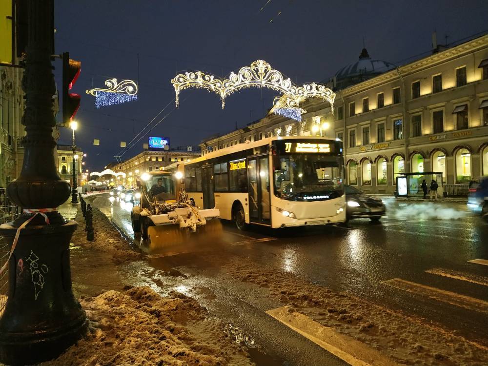 Петербуржцы могут обращаться на горячую линию по вопросам уборки снега