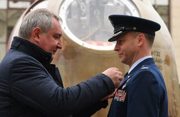 Рогозин вручил астронавту NASA Нику Хейгу орден Мужества