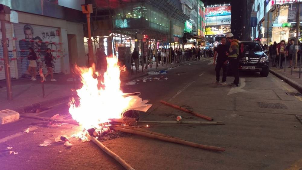 Бунтовщики разгромили улицы Гонконга после многотысячного марша протеста