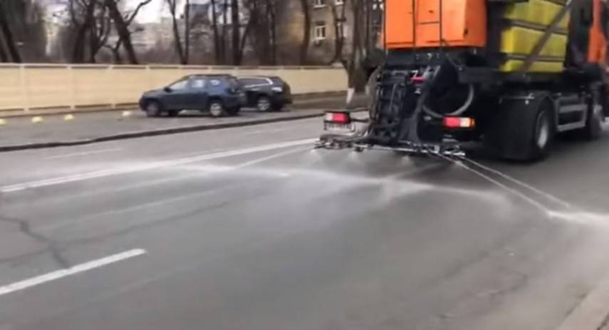 В Киеве дороги впервые начали обрабатывать жидкими хлоридами, чтобы не допустить гололеда (Видео)