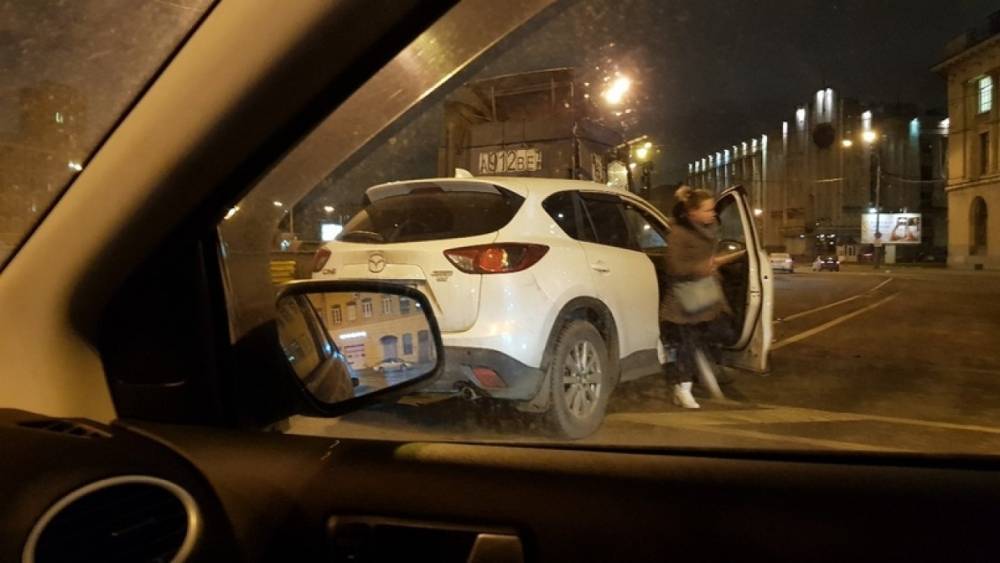 Женщина за рулем Mazda угодила под тягач на Обводном