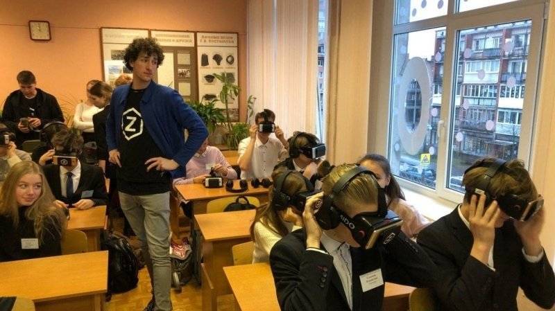 Школьникам из Ломоносова показали Дорогу жизни в виртуальной реальности