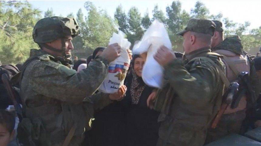 Российские военные впервые привезли гумпомощь в сирийский город Эт-Табка