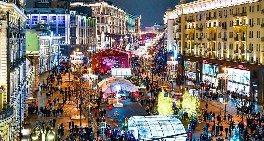 Главные улицы Москвы украсят в космическом стиле к Новому году