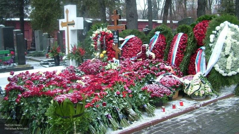 Заснеженная могила Лужкова утонула в цветах, а дорожка Новодевичьего кладбища — в венках