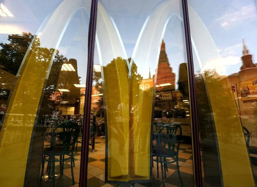 Компания вооруженных парней напала на охранника столичного McDonald's