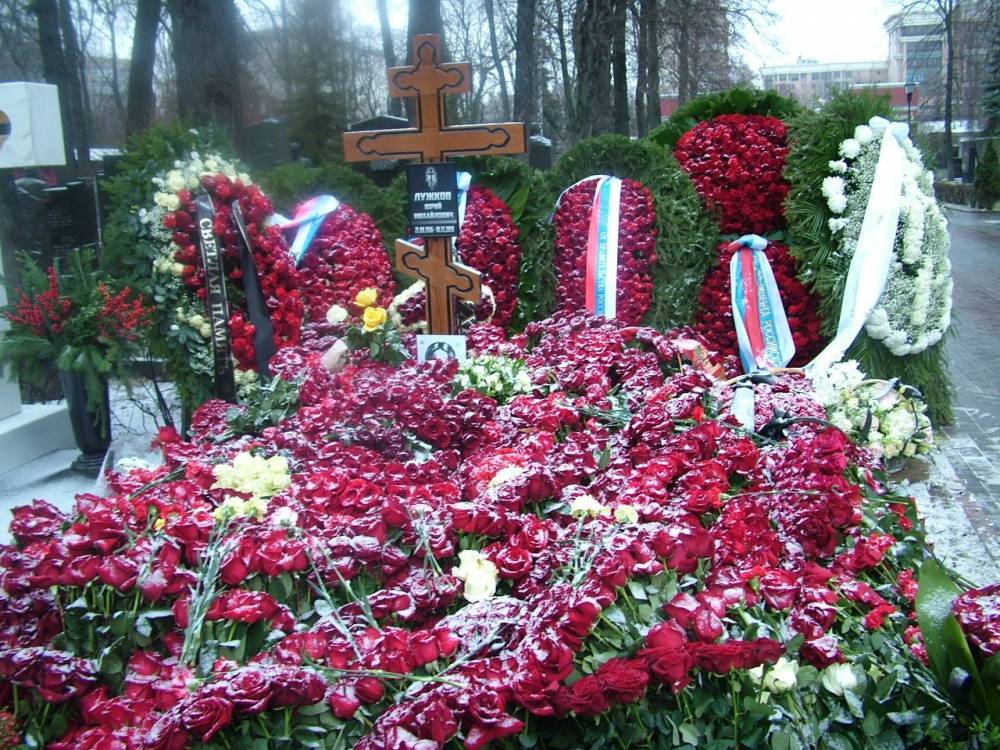 Журналисты посетили место захоронения Лужкова в Москве