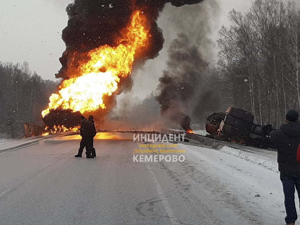 Огромный столб дыма: на трассе Кемерово&nbsp;— Новосибирск после ДТП загорелся бензовоз