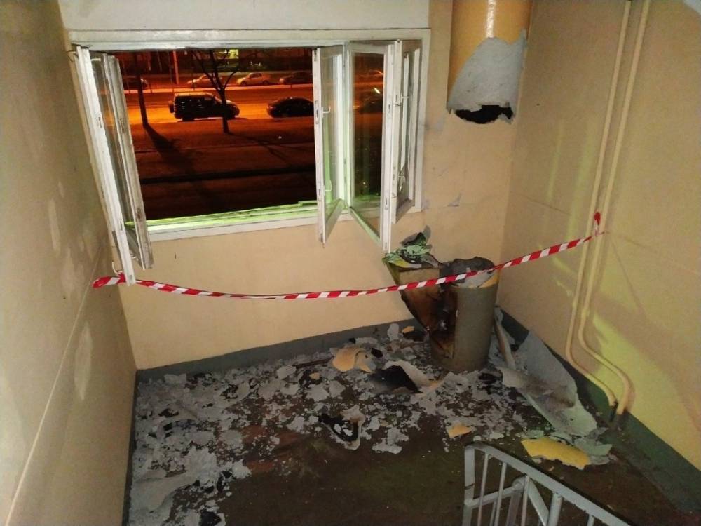 Жителей многоэтажки на Маршала Захарова напугала лопнувшая после пожара труба мусоропровода