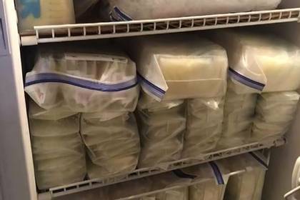 Женщина напоила чужих детей 355 литрами грудного молока