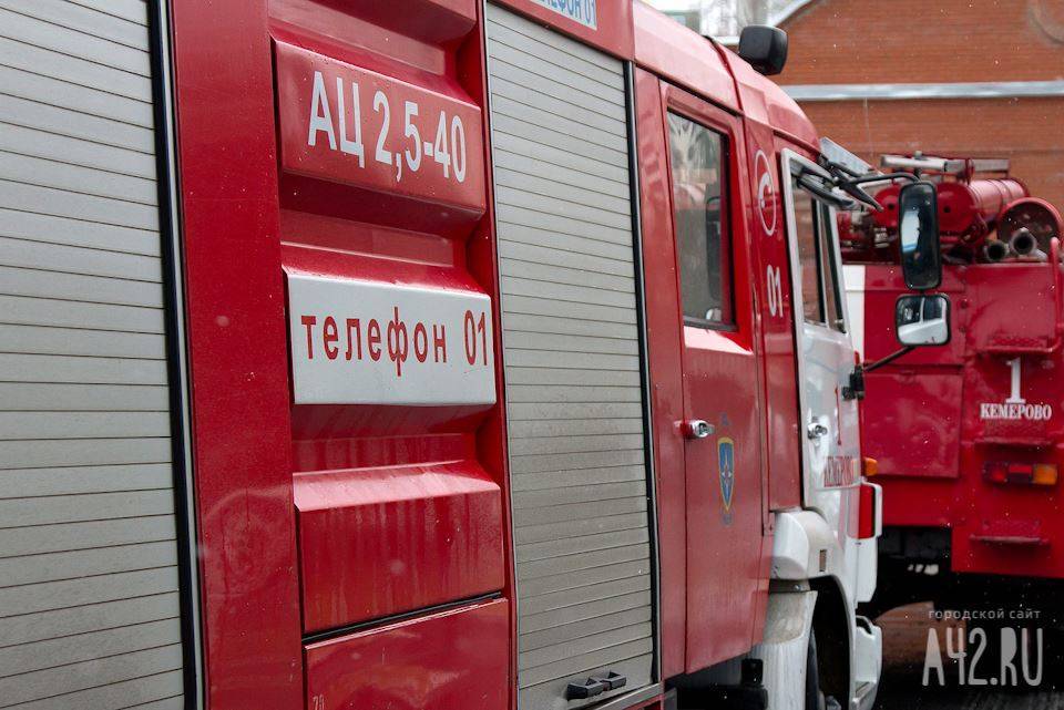 В Кемерове 30 сотрудников МЧС тушили крупный пожар в Кировском районе