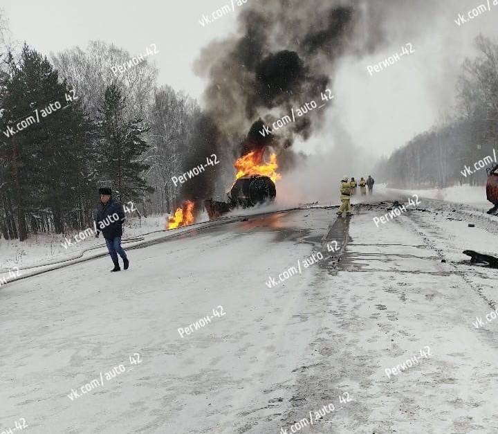 Водитель бензовоза сгорел после аварии на трассе Кемерово&nbsp;— Новосибирск, появилось видео ДТП