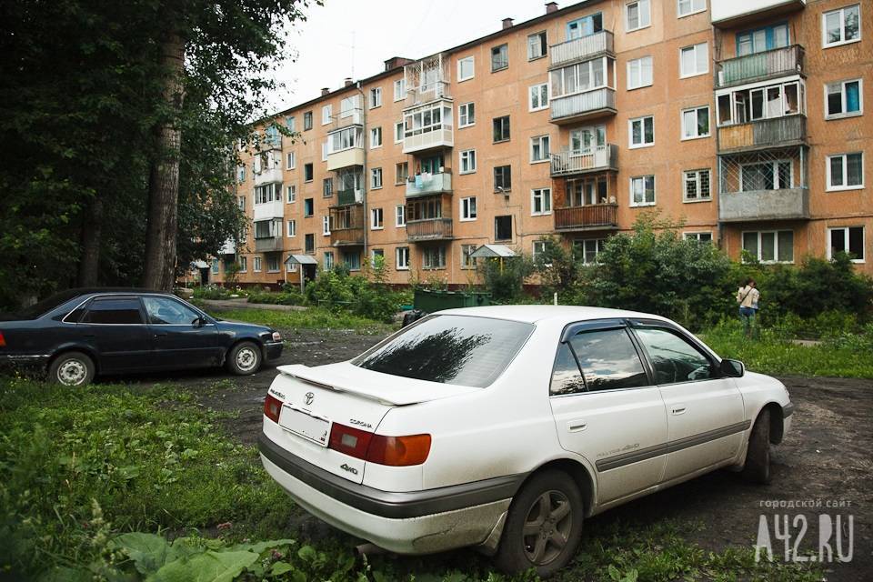 В Кузбассе появятся новые штрафы для водителей за парковку на газонах