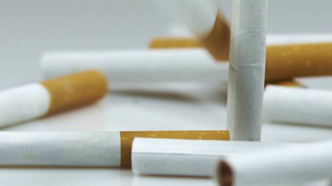 Минздрав считает, что нужно запретить продажу никотиносодержащих смесей лицам до 18 лет