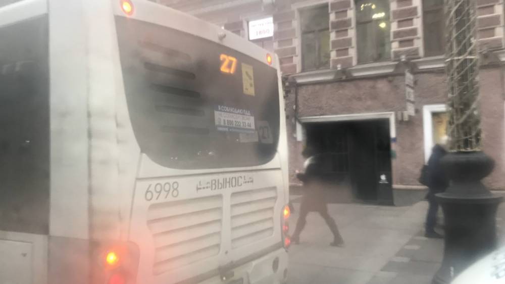 Сломанный автобус заблокировал движение транспорта на Невском проспекте
