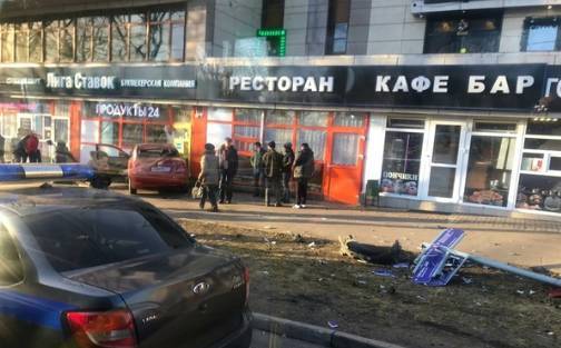 Машина въехала в витрину магазина на юге Москвы