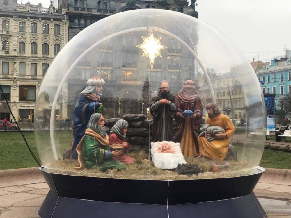 Перед Казанским собором воспроизвели сцену Рождества Христова