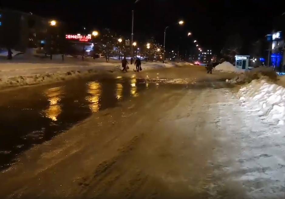 Жители кузбасского города хотели залить горку, но затопили улицу