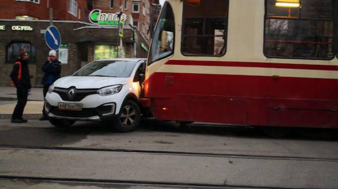 Петербуржцы:&nbsp;трамвай встретился с каршерингом в Калининском районе