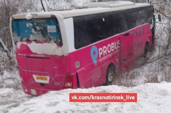На Урале, где уже почти сутки идет снег, пассажирский автобус съехал в кювет