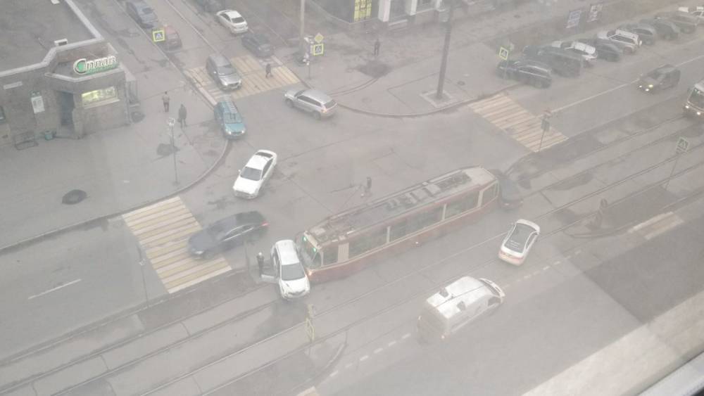 Трамвай протаранил каршеринговый Renault на Лесном проспекте