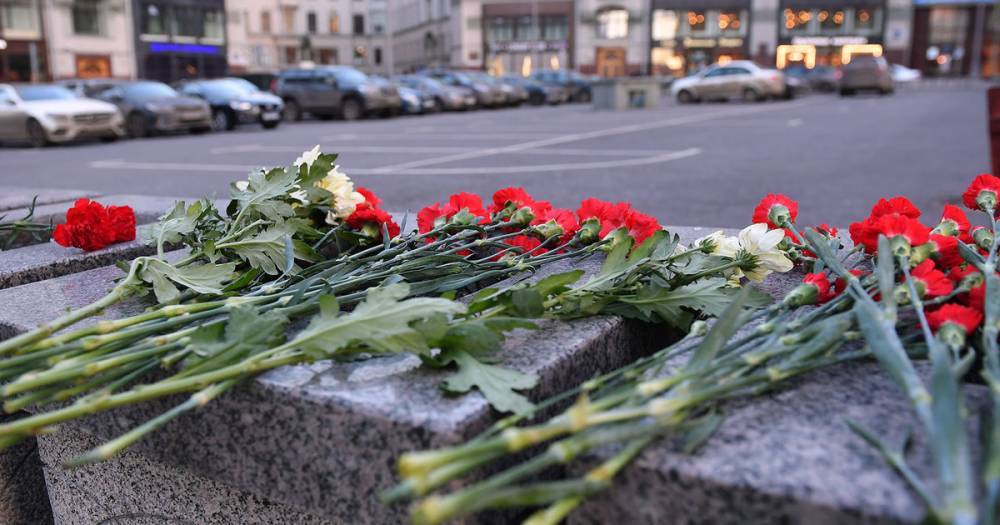 Москвичи устроили стихийный мемориал на месте стрельбы на Лубянке