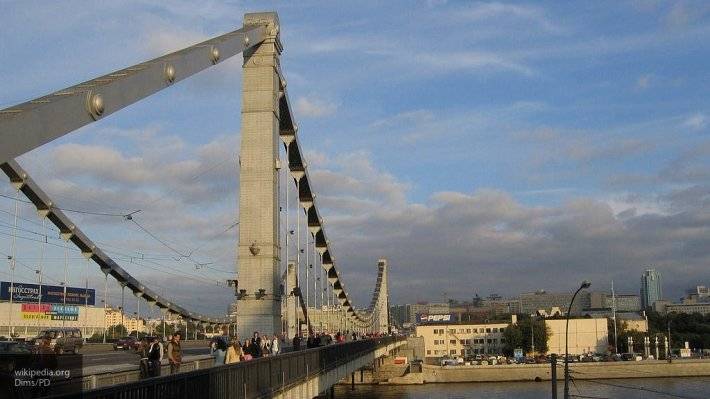 Мужчина забрался на арку Крымского моста в центре Москвы