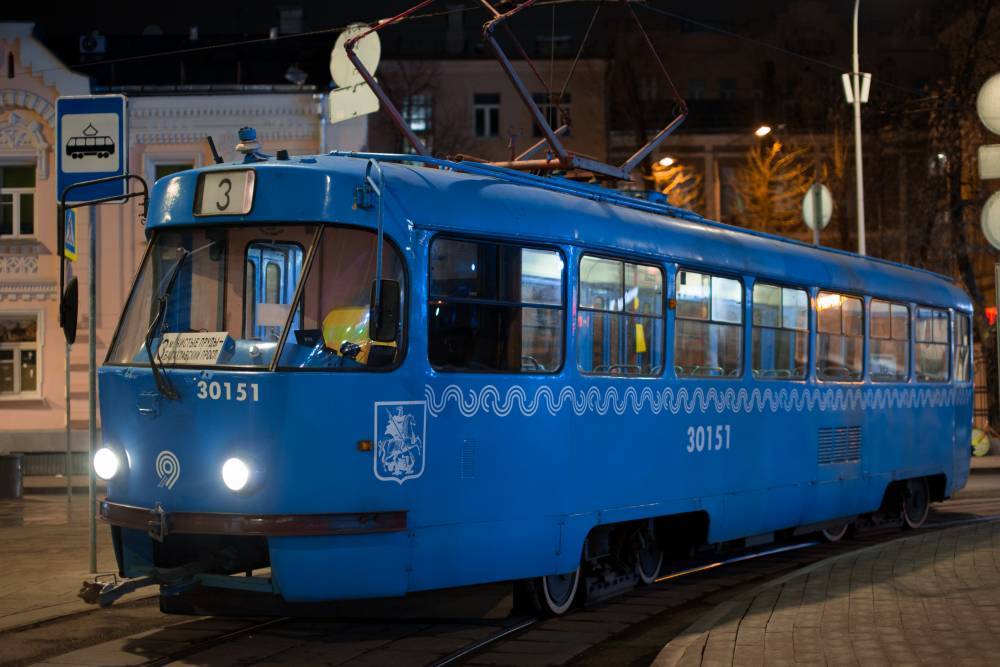 Трамвай загорелся на севере Москвы из-за замыкания линии передачи