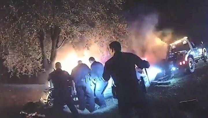 Полицейские спасли мужчину, зажатого в горящей искореженной машине. Видео