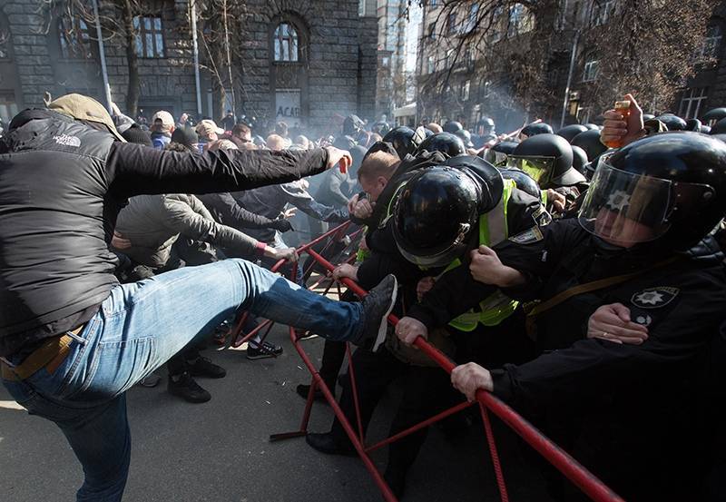 Гремят взрывы: столкновения в центре Киева (видео)