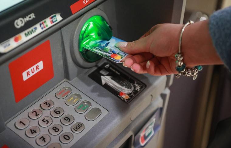 Преступник рассказал об ошибке банкоматов, которая позволяет укрась деньги