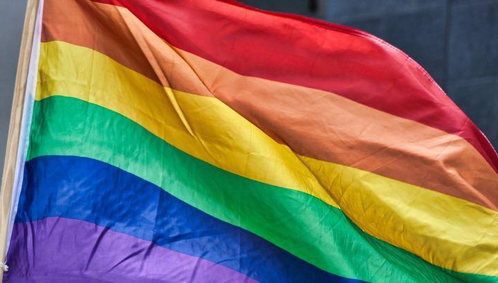 Американца приговорили к 30 годам тюрьмы за сожжение флага ЛГБТ