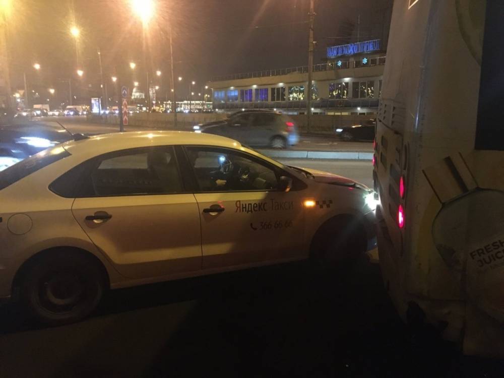 Таксист врезался в автобус и заблокировал поворот на Малый проспект Петроградской стороны