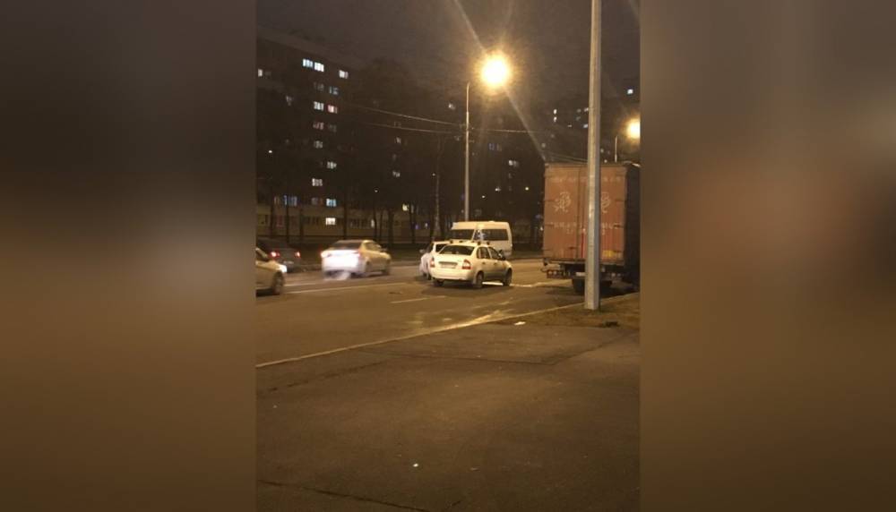 Два белых авто «сцепились» в ДТП на Партизана Германа и перекрыли проезд