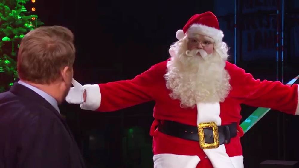 Не сердите Санта-Клауса! Разъяренный дед разгромил студию вечернего шоу (видео)