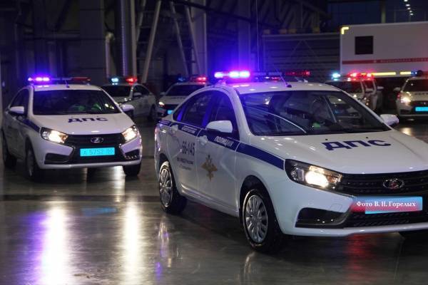 Губернатор Свердловской области вручил полицейским и медикам новые автомобили