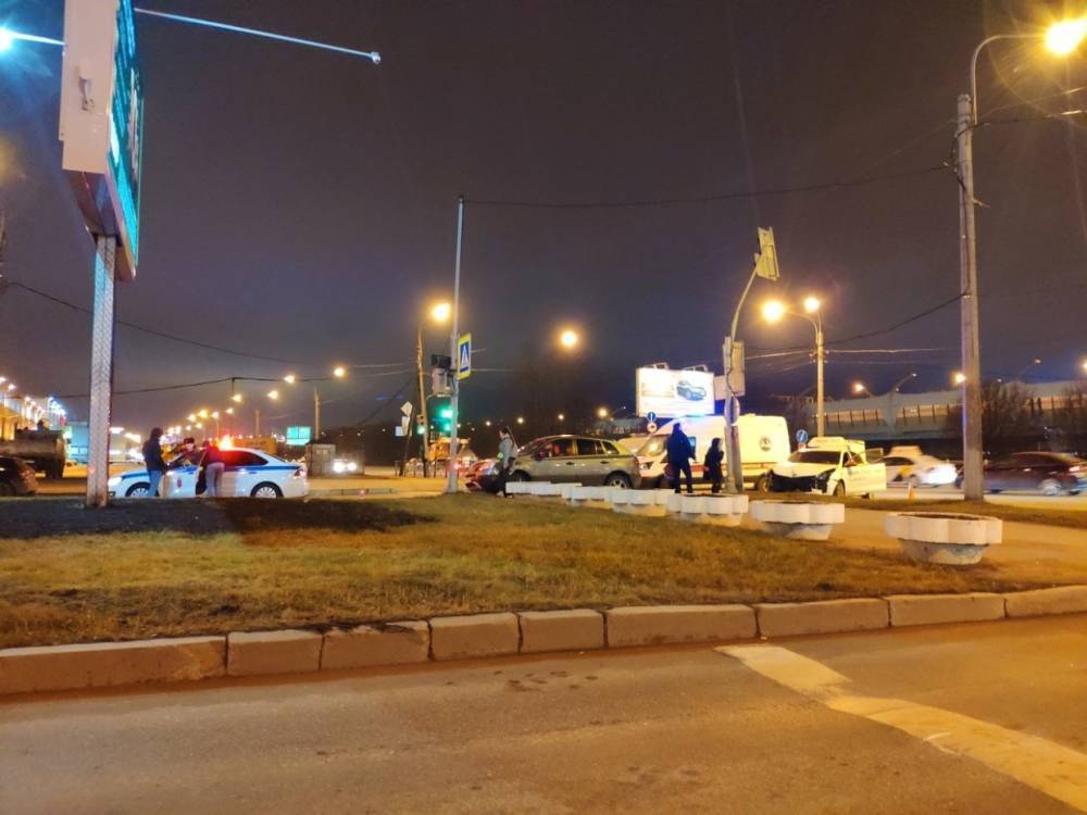Две машины скорой помощи приехали на место столкновения такси и иномарки на Планерной