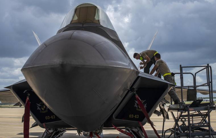 США потратят $7 млрд на обслуживание истребителей F-22