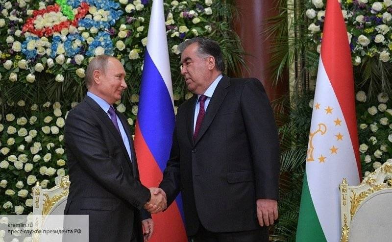 Путин и Рахмон провели двустороннюю встречу в Петербурге