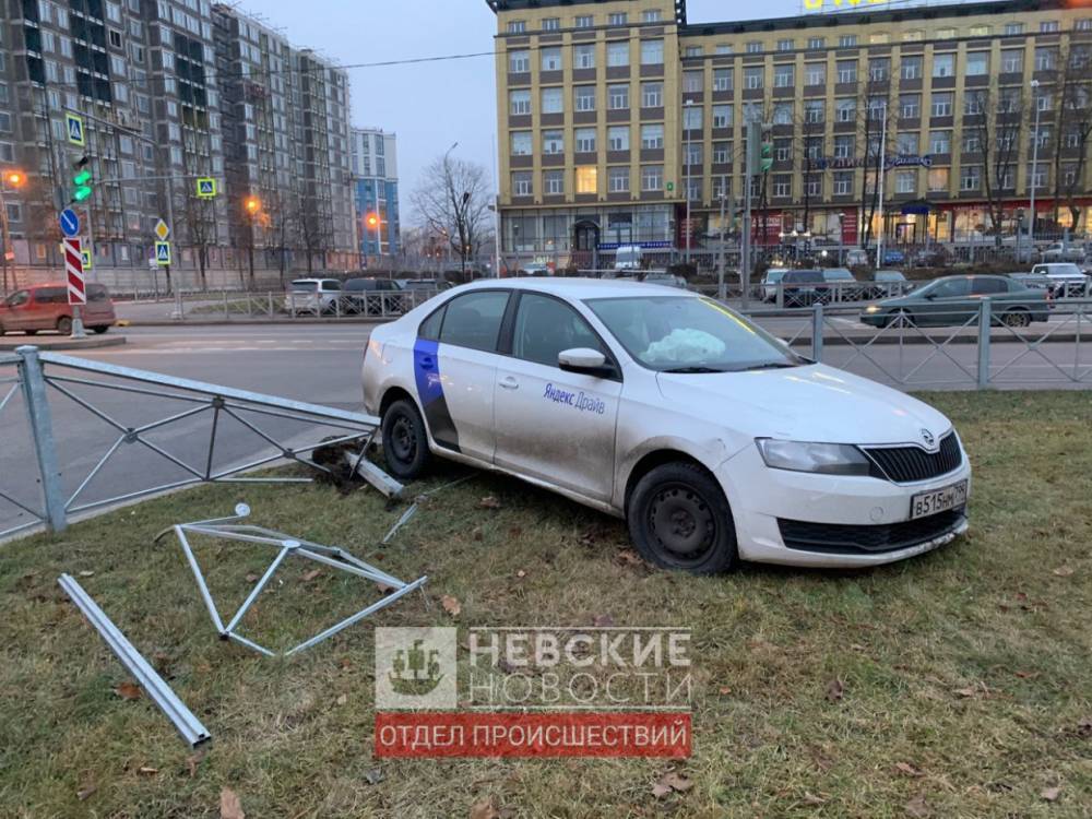 Появились кадры с улицы Грибалевой, где автомобиль «Яндекс.Драйв» снес ограду