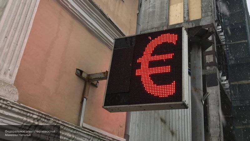 Курс евро снизился до 69 рублей впервые с марта прошлого года