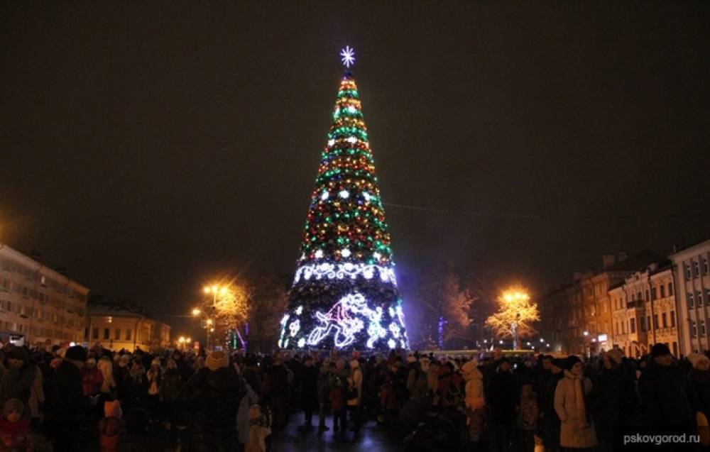 В Пскове с огоньком отпразднуют открытие новогодней елки